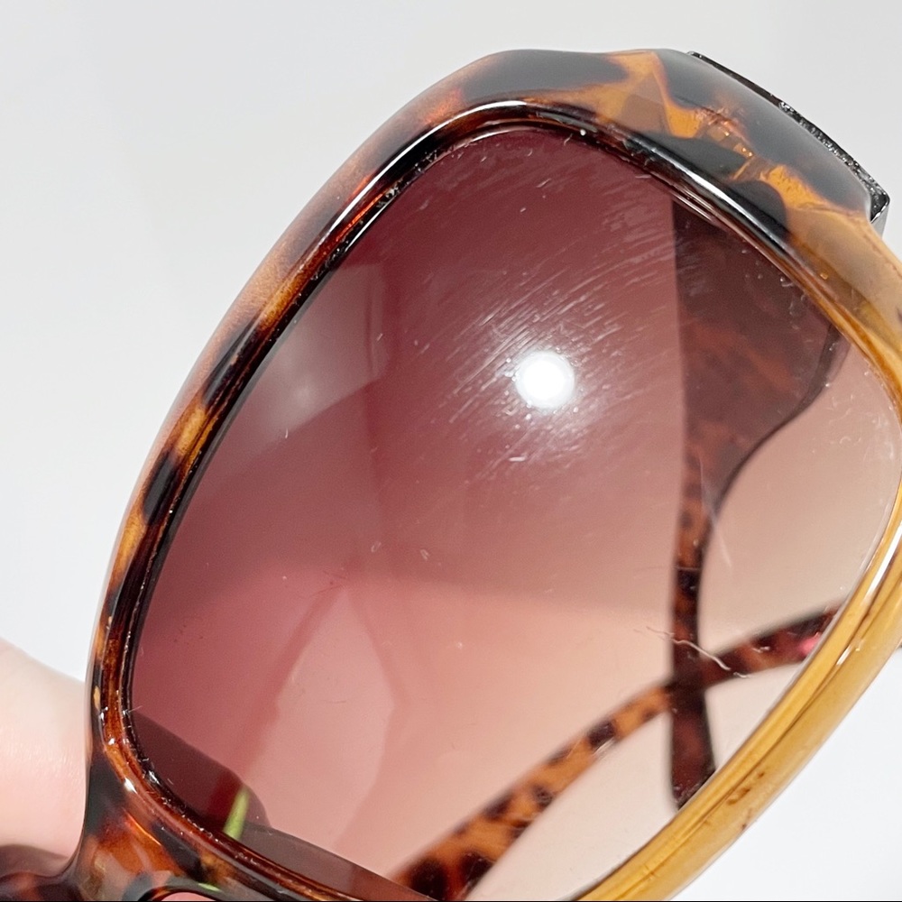 O by Oscar de la Renta brown tortoise sunglasses - Picture 6 of 10